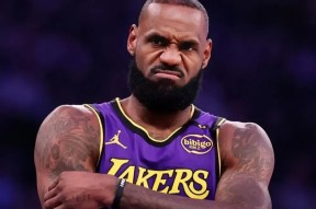 詹姆斯重返赛场，出色发挥首场状态出色，曼联观众沸腾！全场沸腾不已的简单介绍