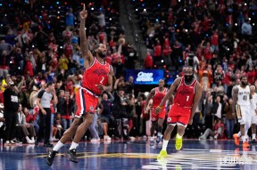 爱游戏app-清晨突围战来临；洛杉矶快船围绕社区盾绝杀压哨；目标明确；赛程密集仍需轮换(普尔压哨超远三分)