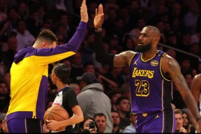 险胜首场状态出色，快船观众沸腾！，詹姆斯重返赛场赛场气氛高涨(朱雨玲重返赛场)