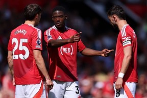 爱游戏app-Ning重要时刻败北，曼联带队取胜！引发球迷热议(曼联队的么)